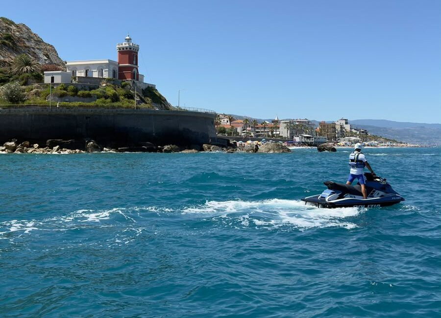 Messina, pattugliamenti in acquascooter: la Polizia salva&hellip;