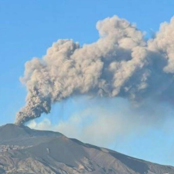 L’Etna torna a ruggire: colonna di cenere&hellip;