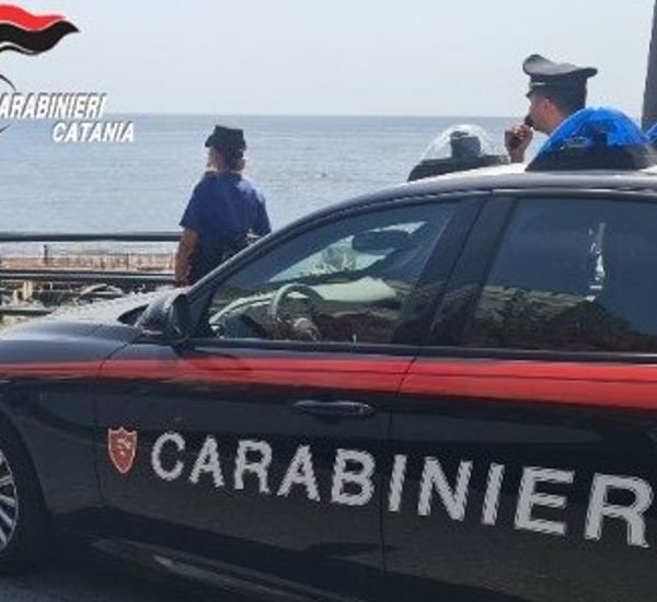 Aci Castello, 46enne tenta di lanciarsi dalla&hellip;
