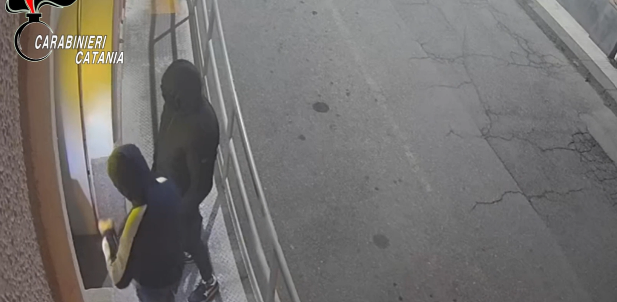 Catania, ordigni artigianali per colpire distributori e&hellip;