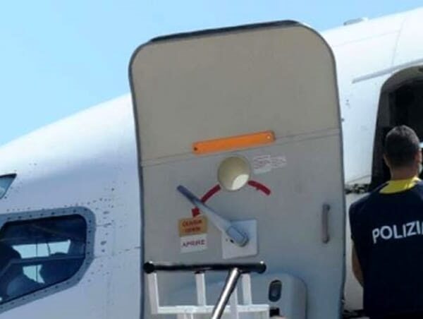 Siracusa, la Polizia di Stato esegue l’espulsione&hellip;