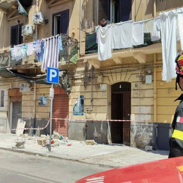 Paura a Palermo: crolla balcone al primo&hellip;