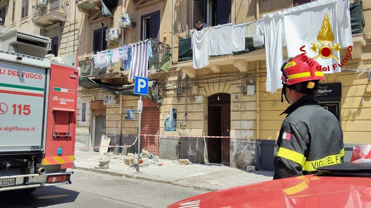 Paura a Palermo: crolla balcone al primo&hellip;