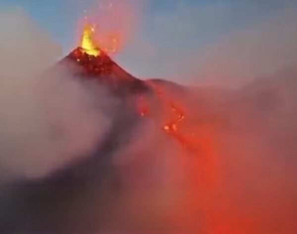 Etna, l’attività eruttiva prosegue tra Voragine e&hellip;