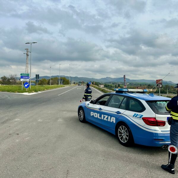 Catenanuova, la Polizia Stradale soccorre un’auto in&hellip;