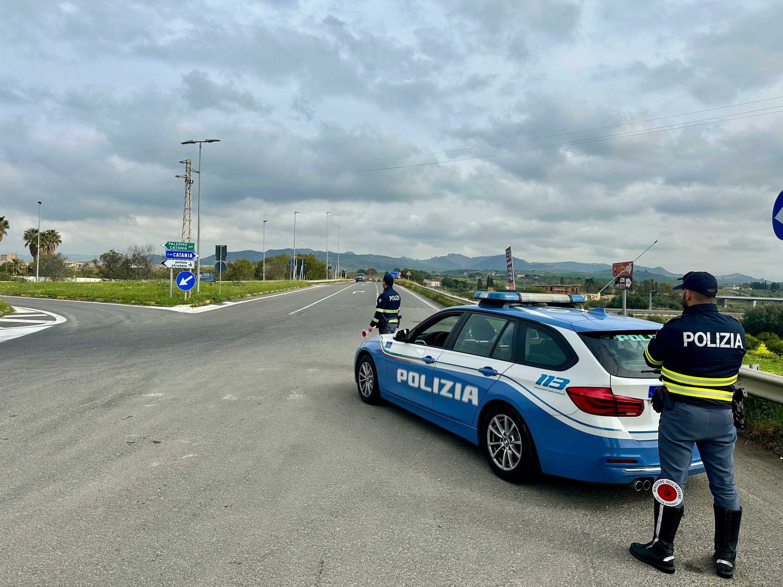 Catenanuova, la Polizia Stradale soccorre un’auto in&hellip;