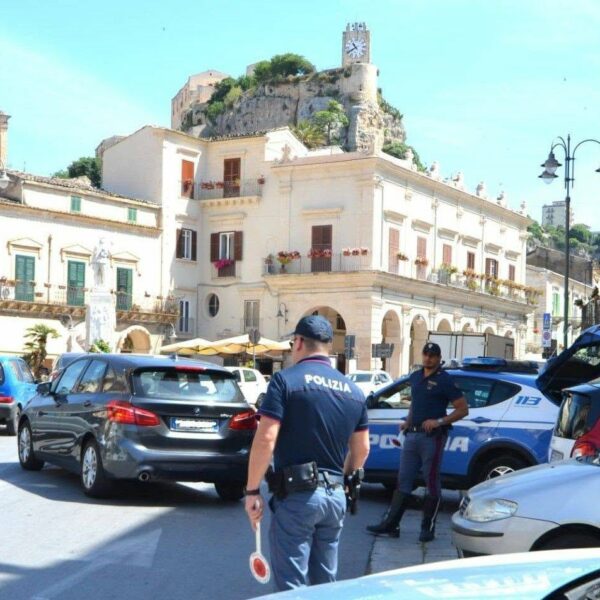 Modica, elude l’alt della Polizia e fugge&hellip;