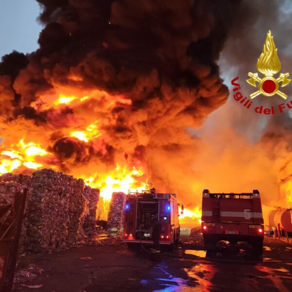Catania, vasto incendio nella zona industriale