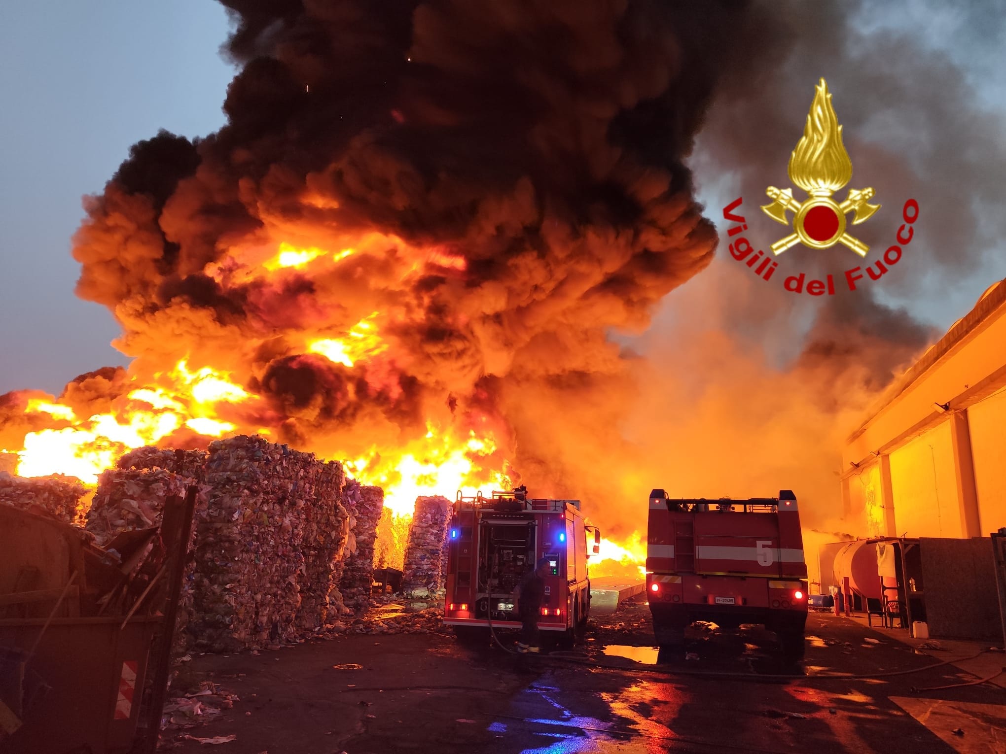 Catania, vasto incendio nella zona industriale
