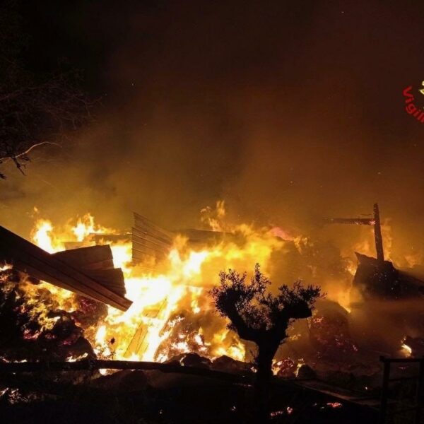 Maletto, incendio in un fienile. Rotoballe in&hellip;