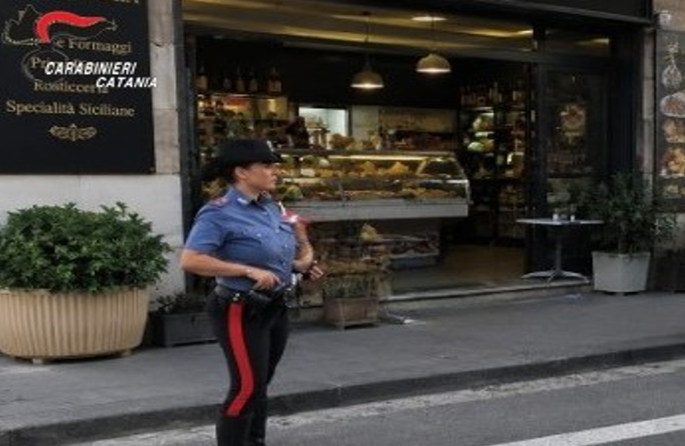 Aci Catena, tenta di rapinare una gastronomia&hellip;