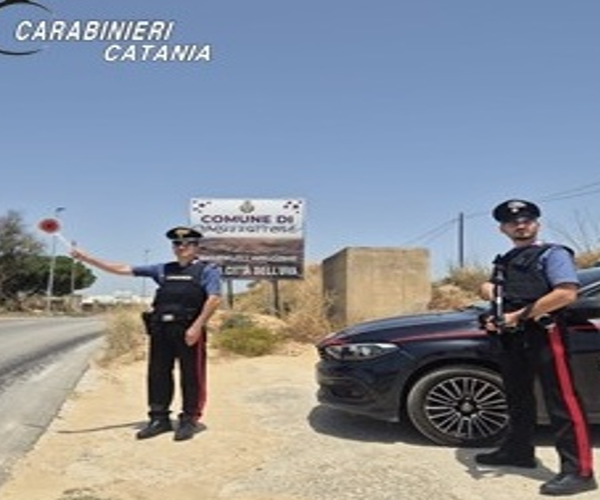 Cammina barcollando in strada, insulta i militari&hellip;