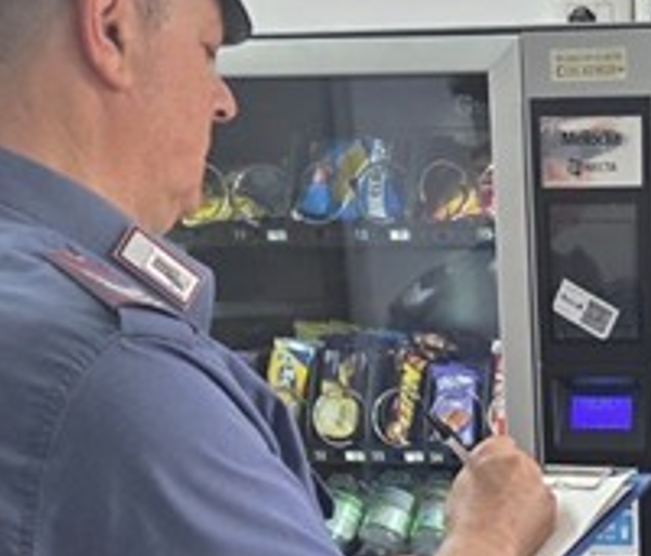 Catania, spacca il vetro con una pietra&hellip;