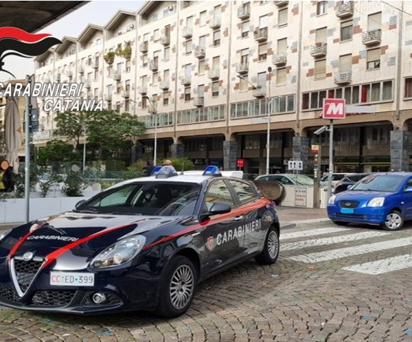 Ruba bottiglie di pregio e tenta la&hellip;