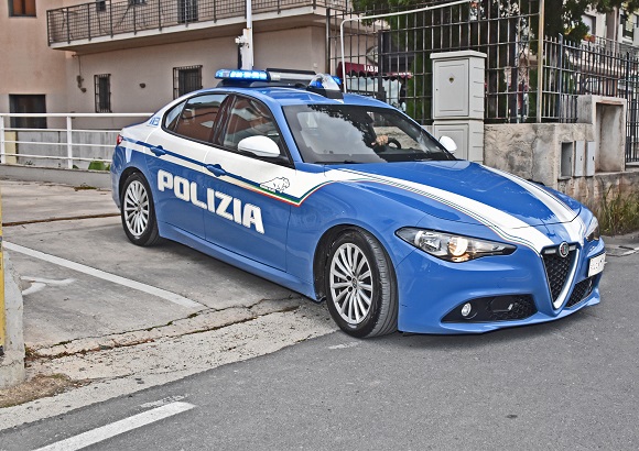 Siracusa, ruba generi alimentari in un supermercato&hellip;