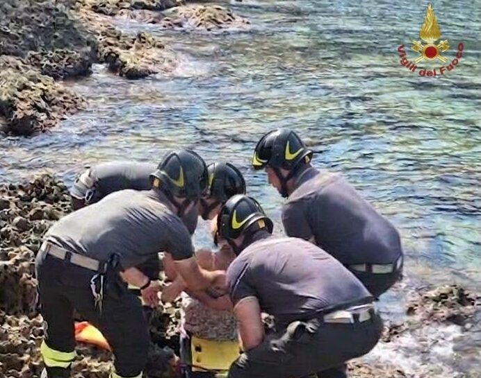 Favignana, gamba incastrata tra gli scogli: intervento&hellip;