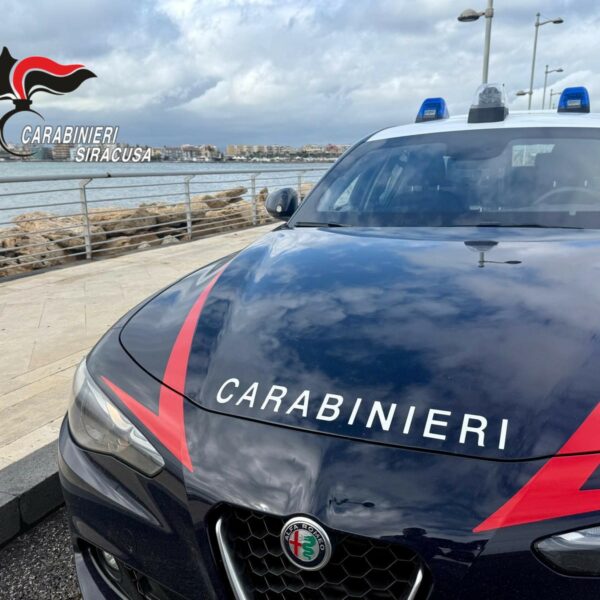 Fingono di aiutare un anziano in panne&hellip;