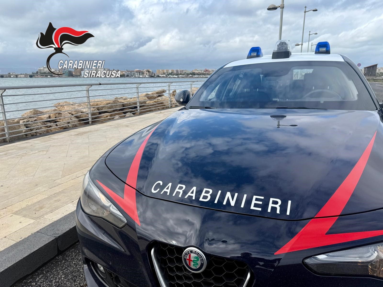 Fingono di aiutare un anziano in panne&hellip;