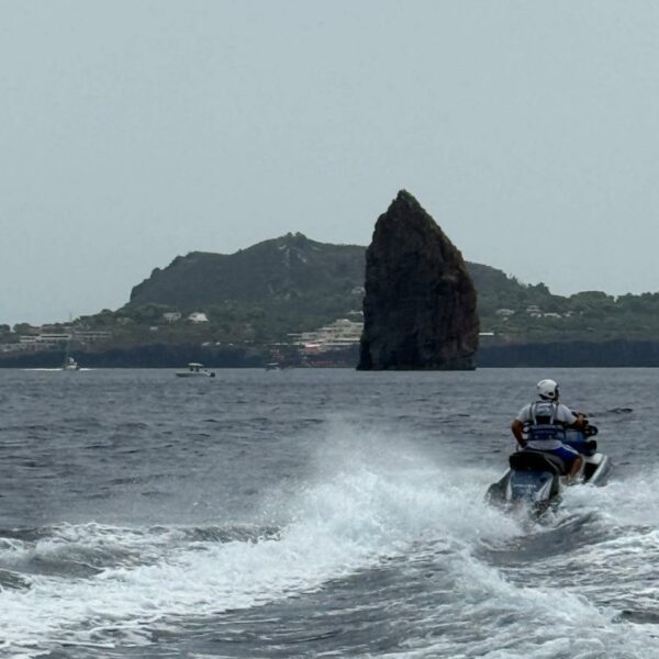 Acquascooter in pattugliamento alle Eolie: 575 persone&hellip;