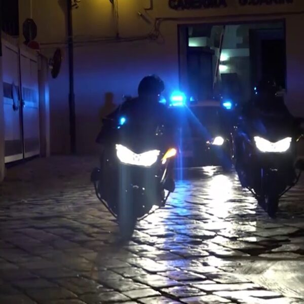 Palermo, tenta di sfuggire ai Carabinieri e&hellip;