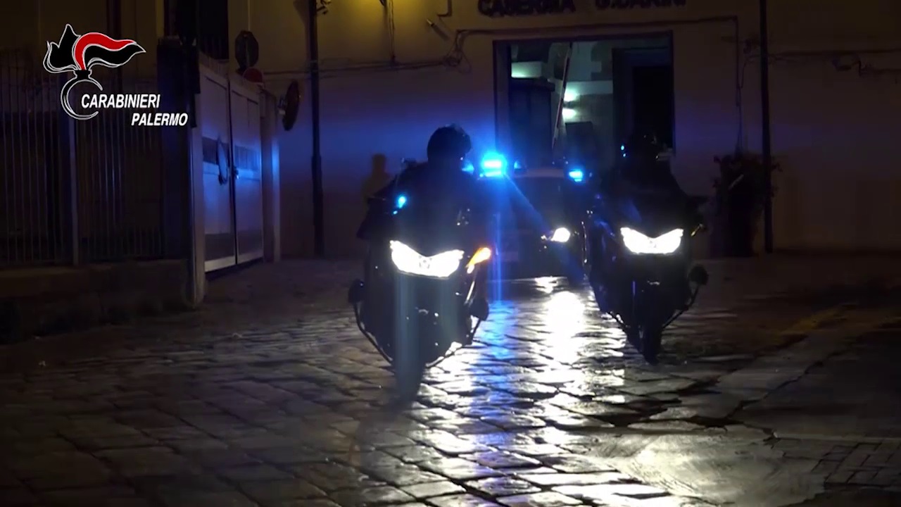 Palermo, tenta di sfuggire ai Carabinieri e&hellip;