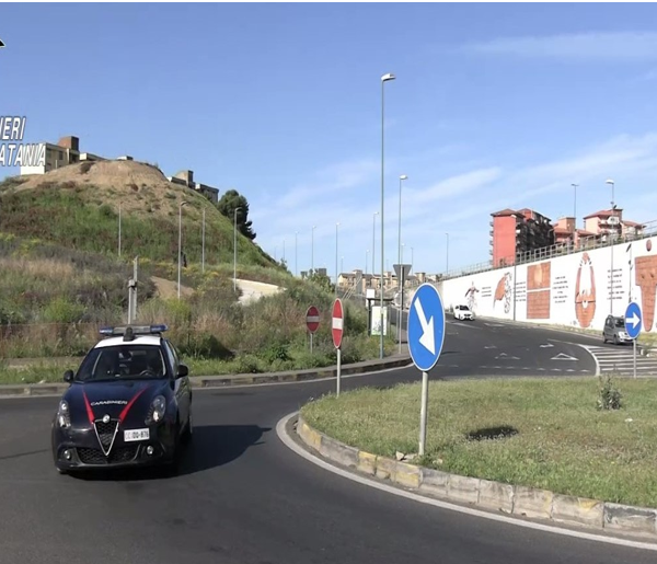 Catania, non si ferma all’alt, scappa e&hellip;