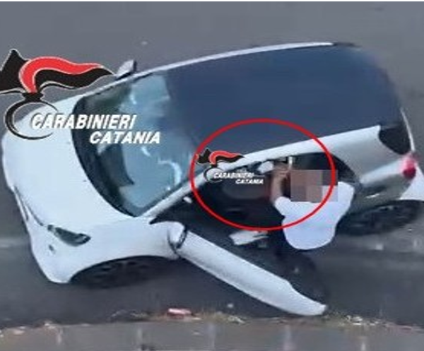 Tremestieri Etneo, ruba cinque borse da un’auto:&hellip;