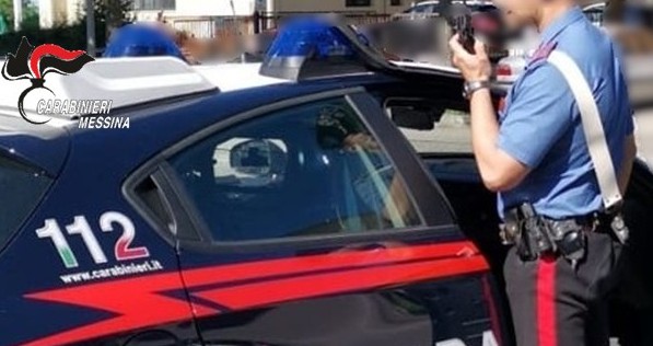Finge di essere un carabiniere e si&hellip;