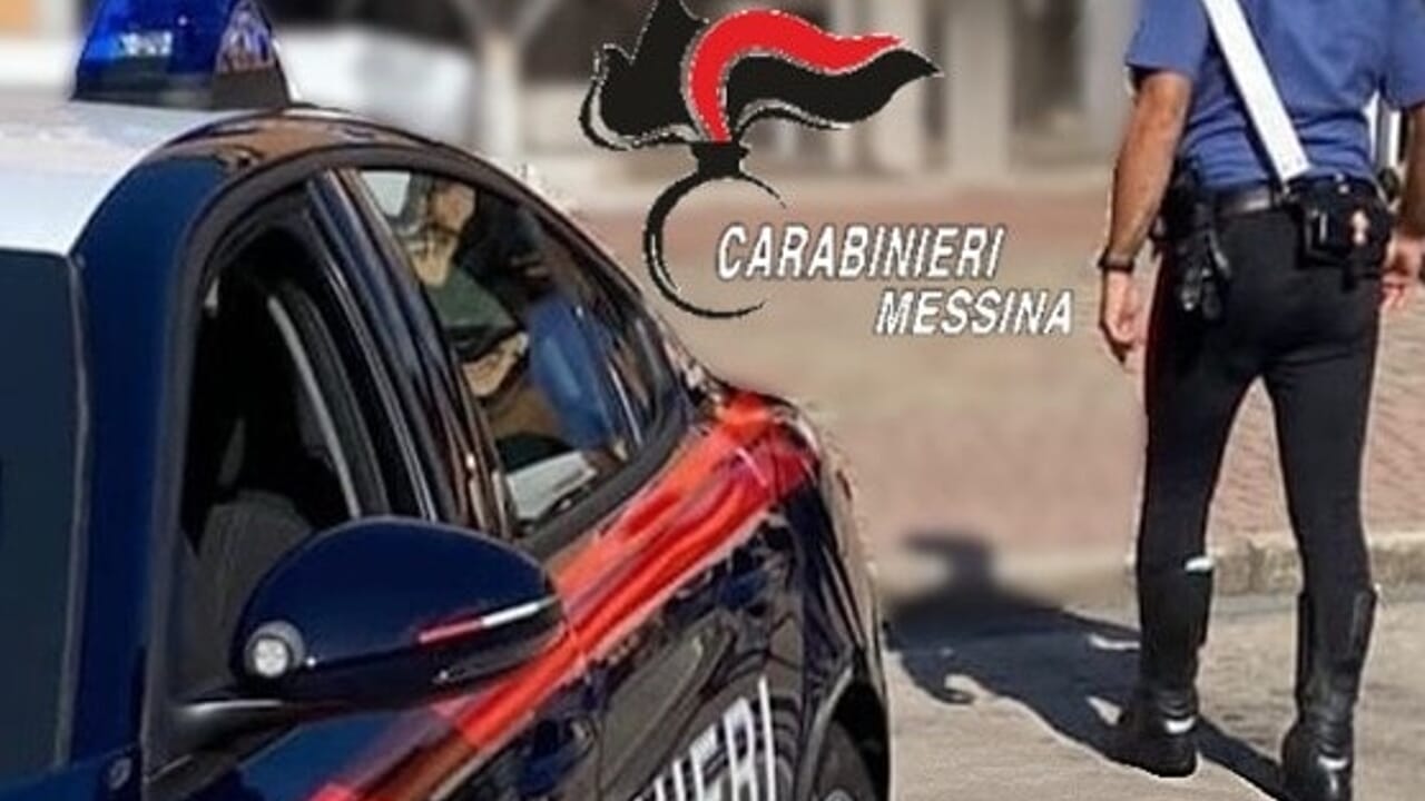 Spacca la vetrina di un negozio e&hellip;