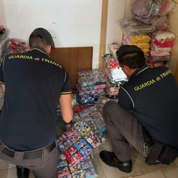 Maxi sequestro a Misterbianco: oltre 6.700 articoli&hellip;
