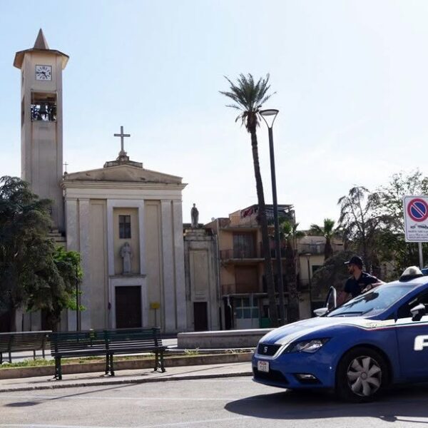Rapina un corriere minacciandolo con un coltello&hellip;