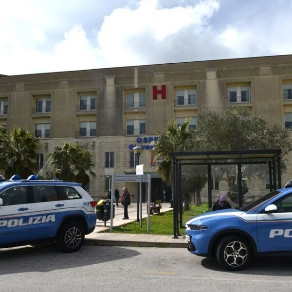 Follia in ospedale a Ragusa: pretende il&hellip;