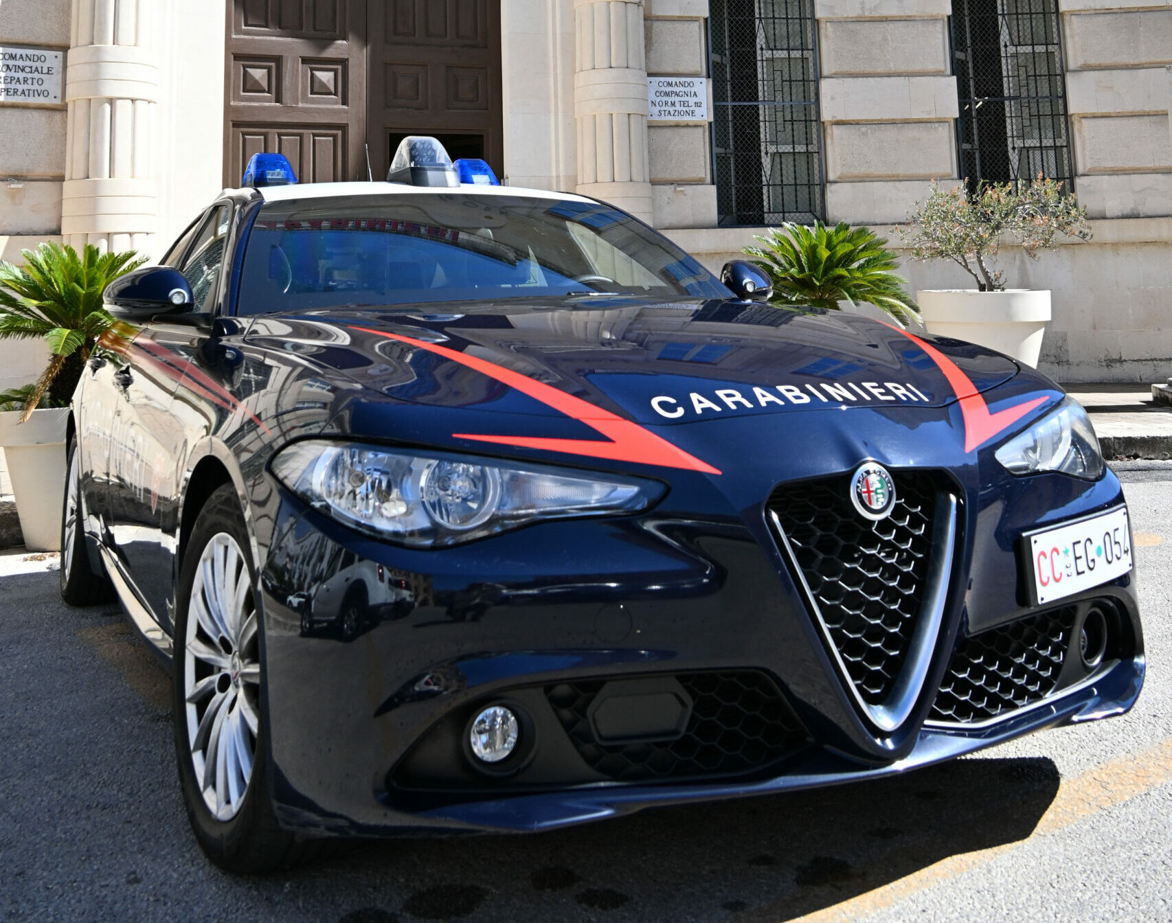 Acate, insegue l’ex e il nuovo compagno,&hellip;