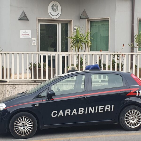 Villabate, tenta di disfarsi della droga lanciandola&hellip;