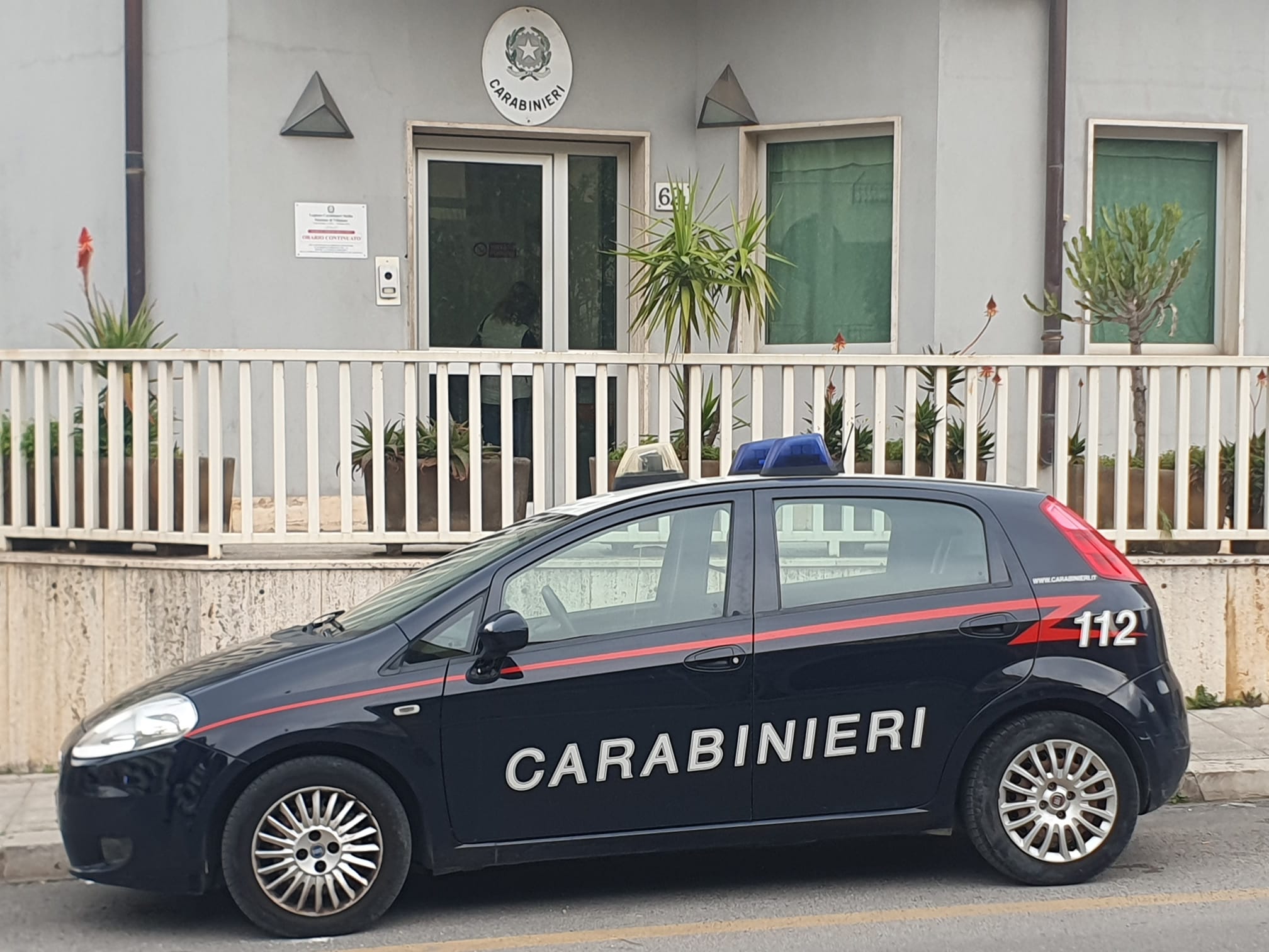 Villabate, tenta di disfarsi della droga lanciandola&hellip;