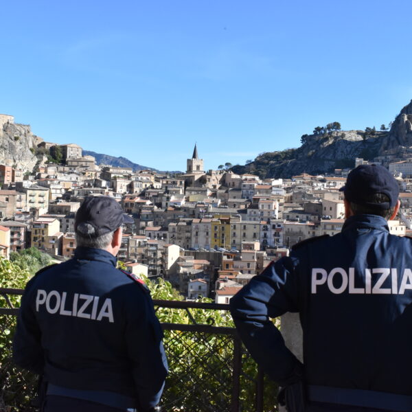 Finge di essere un poliziotto per truffare&hellip;