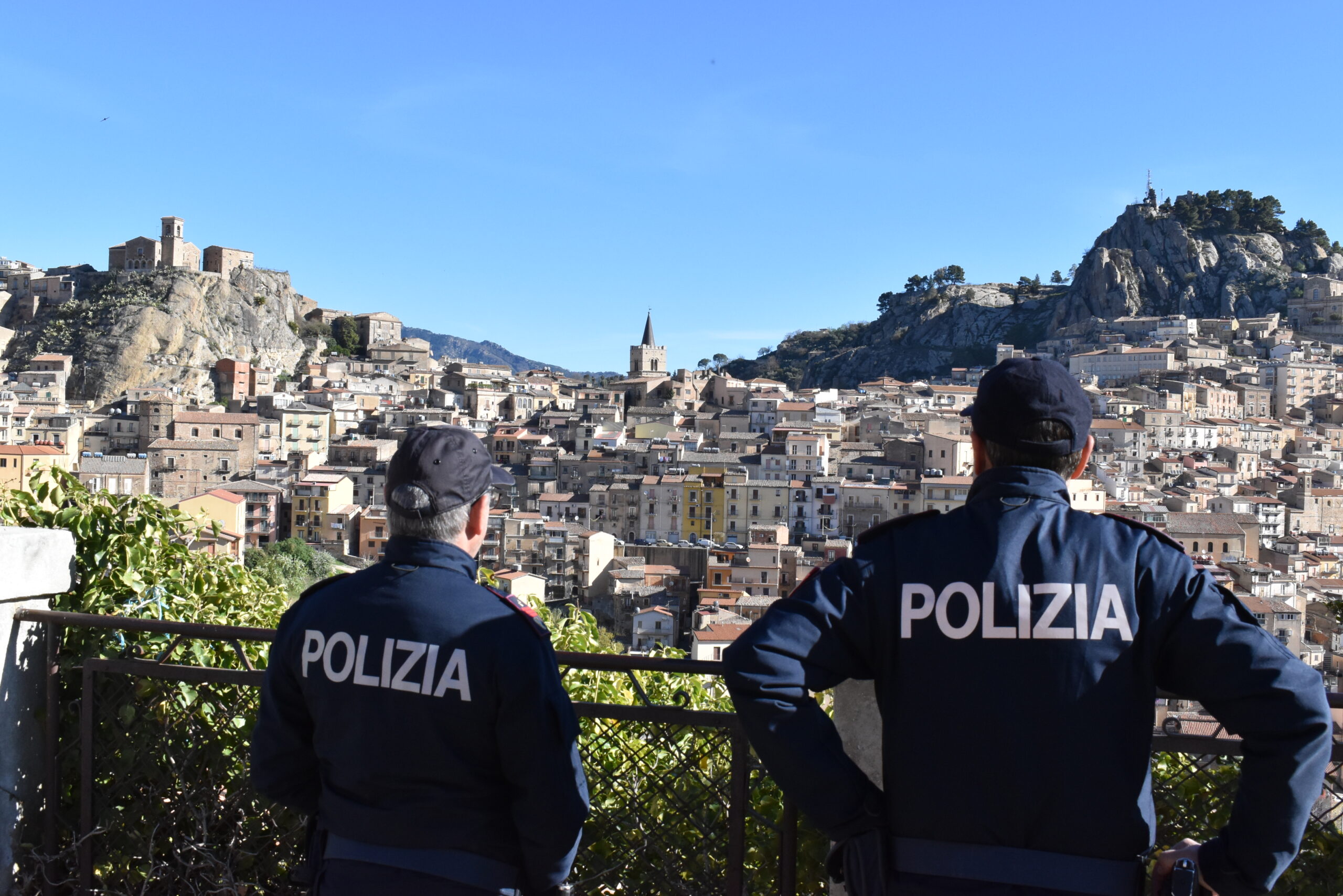 Finge di essere un poliziotto per truffare&hellip;