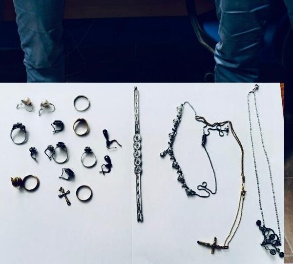 Finto carabiniere raggira e scippa un’anziana: due&hellip;