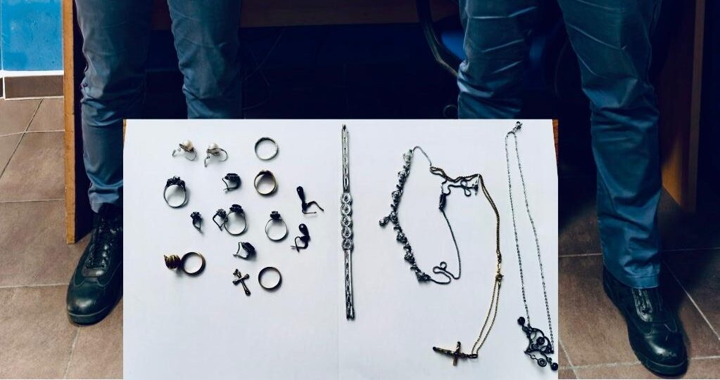 Finto carabiniere raggira e scippa un’anziana: due&hellip;