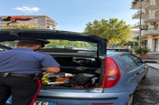 Ruba in un garage e scappa a bordo di un’auto rubata: 49enne incastrato dalle “gazzelle” in viale Vittorio Veneto