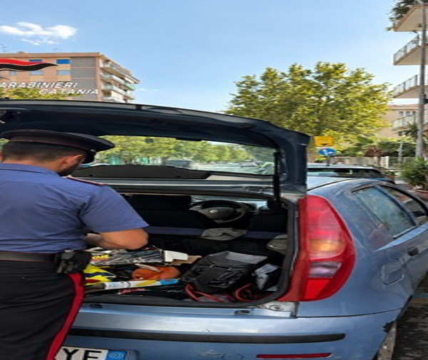 Ruba in un garage e scappa a&hellip;