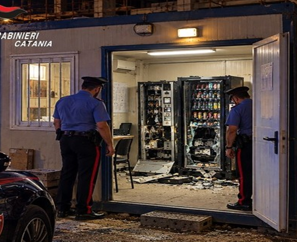 Colpo notturno ai distributori automatici: arrestata coppia&hellip;
