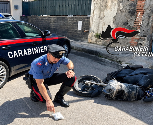 Paternò, all’alt getta l’hashish e scappa a&hellip;
