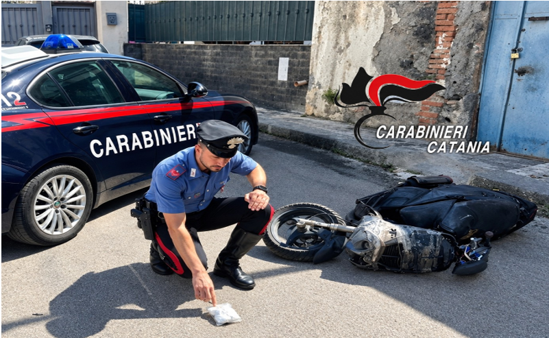 Paternò, all’alt getta l’hashish e scappa a&hellip;