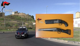 Fucili a canne mozze nascosti sotto il letto: i Carabinieri arrestano un 23enne a Catania