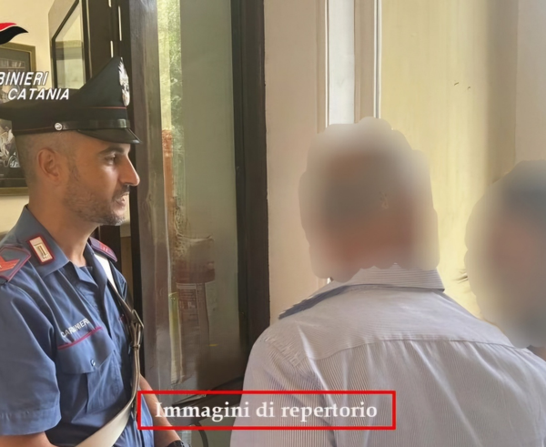Vizzini, aggredisce i genitori e distrugge l’auto&hellip;