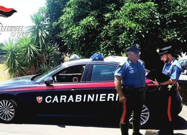 Tenta la fuga e lancia una busta&hellip;