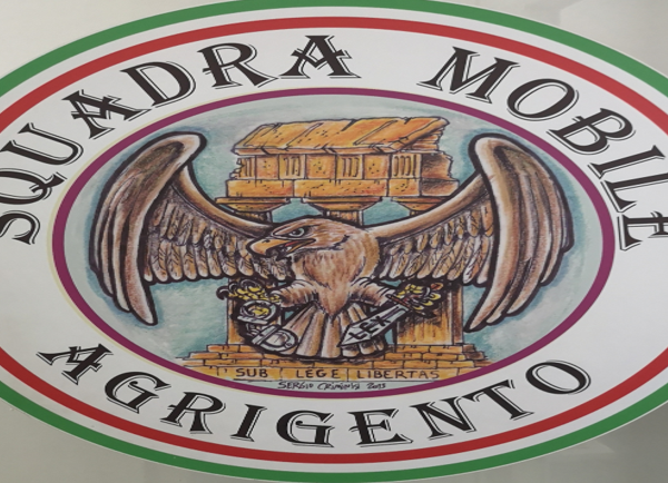 Si finge ispettore di Polizia e spilla&hellip;