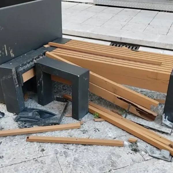 Auto travolge una panchina in centro a&hellip;