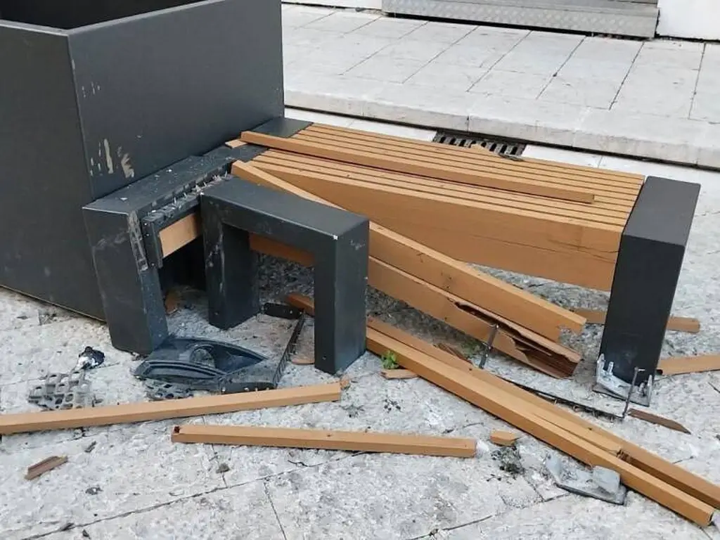 Auto travolge una panchina in centro a&hellip;